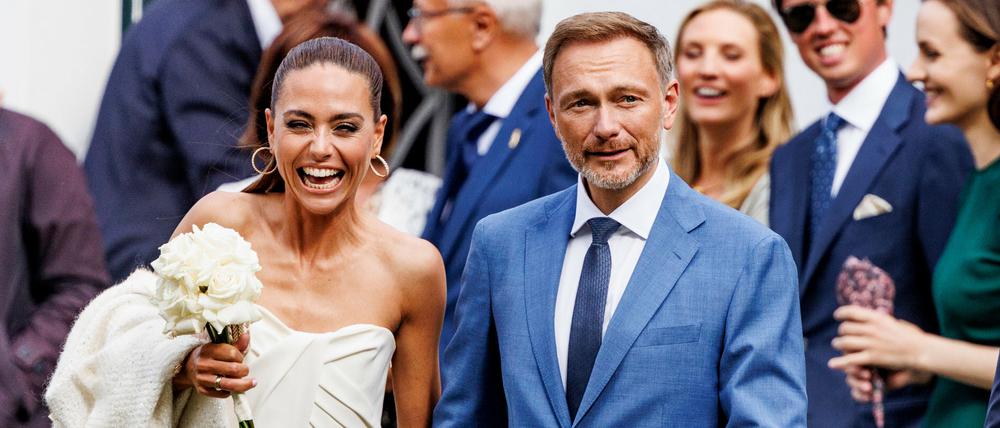 Christian Lindner und Franka Lehfeldt verlassen nach der standesamtlichen Trauung das Sylt-Museum.