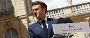 Der französische Präsident Emmanuel Macron steht bei einer Rede vor dem Elysée-Palast. 