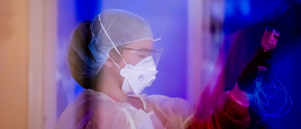 Eine Intensivpflegerin im Gemeinschaftskrankenhaus Havelhöhe in Berlin versorgt einen Covid-19-Patienten.