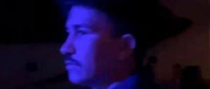 Mit diesem Bild sucht die Berliner Polizei nach einem Angreifer, der im Juli 2021 einen Mann verletzt haben soll. 