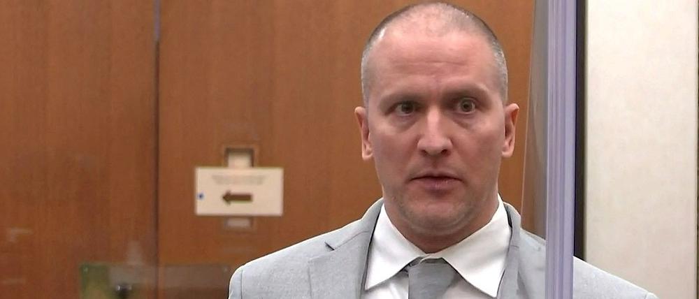 Der Ex-Polizist Derek Chauvin kommt vor seiner Anhörung in den Gerichtssaal.