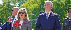 Andrij Melnyk und seine Ehefrau Svitlana am 77. Jahrestag der Befreiung vom Nationalsozialismus im Berliner Tiergarten.