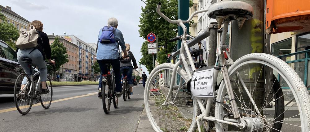 Die getötete 37-Jährige war vor dem Unfall einem Geldtransporter ausgewichen, der auf dem Pop-up-Radweg gehalten hatte.