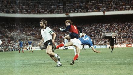 Toni Schumacher (Mi.) rammt Patrick Battiston zu Boden. Links im Bild Manfred Kaltz. 