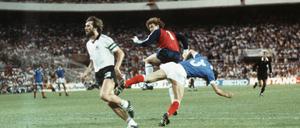 Toni Schumacher (Mi.) rammt Patrick Battiston zu Boden. Links im Bild Manfred Kaltz.