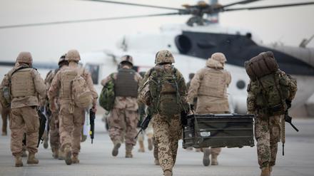 Bundeswehrsoldaten auf dem Flughafen in Masar-i-Scharif in Afghanistan (Archiv).