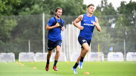 Der Neue und der Rückkehrer. Ivan Sunjic (links) hat am Dienstag seinen Vertrag bei Hertha BSC unterschrieben. Krzysztof Piatek ist nach seiner Leihe zum AC Florenz zurück in Berlin.