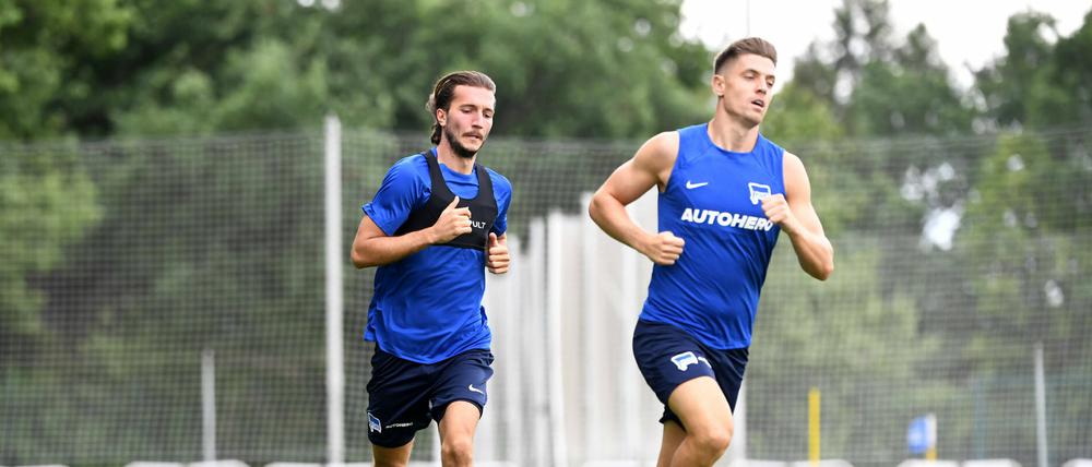 Der Neue und der Rückkehrer. Ivan Sunjic (links) hat am Dienstag seinen Vertrag bei Hertha BSC unterschrieben. Krzysztof Piatek ist nach seiner Leihe zum AC Florenz zurück in Berlin.