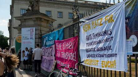 "Keine Bühnen für Transphobie!" Studierende demonstrierten mit Transparenten gegen den Vortrag der Biologin Marie-Luise Vollbrecht an der Humboldt-Universität.