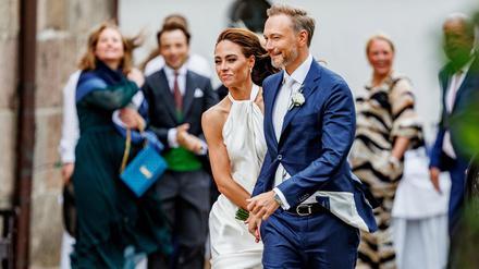 Bundesfinanzminister Christian Lindner (FDP) und seine Frau Franca Lehfeldt kommen nach der Trauung aus der Kirche St. Severin.
