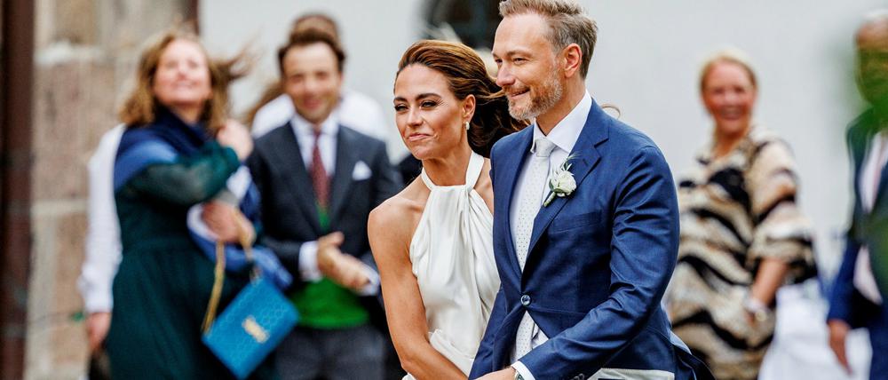 Bundesfinanzminister Christian Lindner (FDP) und seine Frau Franca Lehfeldt kommen nach der Trauung aus der Kirche St. Severin.