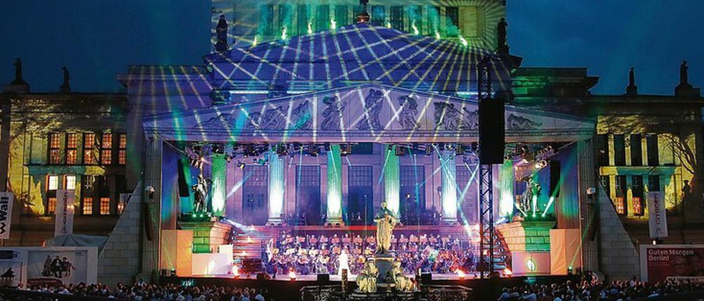Stimmungsvoll. Das Konzerthaus leuchtet in die Berliner Nacht.