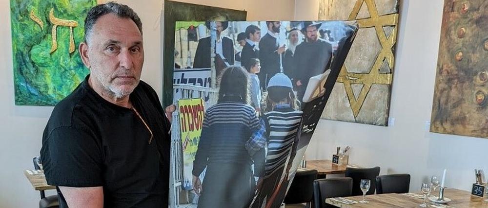 Der Künstler und sein Bild. Dieses Foto von Rafael Herlich ist im Restaurant Feinberg's zerstört worden.