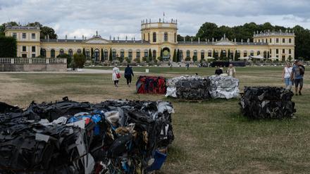 06.07.2022, Hessen, Kassel: Besucher der documenta fifteen gehen zum Werk "Return to Sender - Delivery Details" vom Künstler-Kollektiv The Nest im Staatspark Karlsaue. Die Kunstausstellung geht bis zum 25.09.2022. Am Donnerstagabend hat sich der Bundestag mit der Documenta und ihrem Antisemitismusskandal befasst