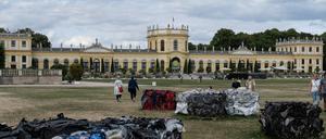 06.07.2022, Hessen, Kassel: Besucher der documenta fifteen gehen zum Werk "Return to Sender - Delivery Details" vom Künstler-Kollektiv The Nest im Staatspark Karlsaue. Die Kunstausstellung geht bis zum 25.09.2022. Am Donnerstagabend hat sich der Bundestag mit der Documenta und ihrem Antisemitismusskandal befasst