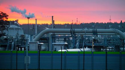  Mecklenburg-Vorpommern, Lubmin: Blick auf Rohrsysteme und Absperrvorrichtungen in der Gasempfangsstation der Ostseepipeline Nord Stream 2.