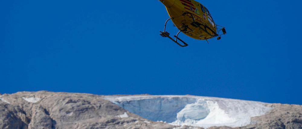 Ein Rettungshubschrauber fliegt über den Punta-Rocca-Gletscher in den italienischen Alpen.