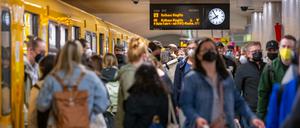 Im Juni sind 16 Prozent mehr Menschen mit der BVG gefahren als im Mai. Bei der S-Bahn gibt es einen Anstieg der Fahrgastzahlen um 10 Prozent.