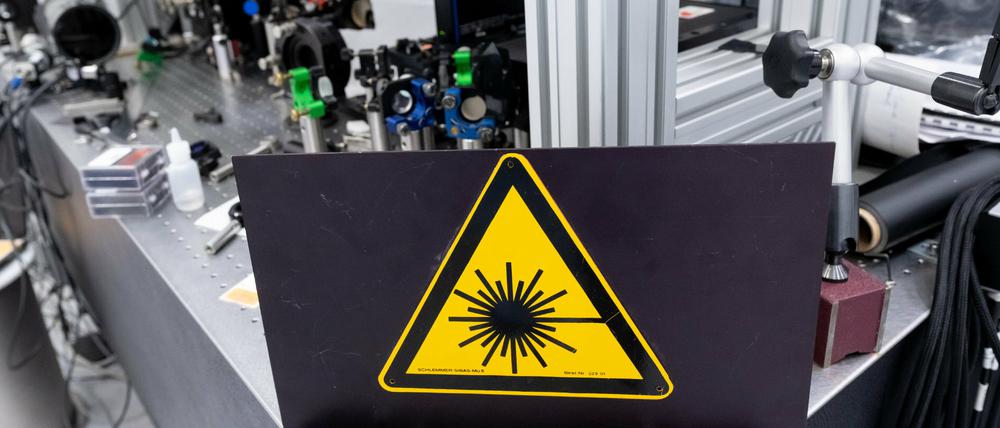 Ein Versuchsaufbau der Ludwig-Maximilians-Universität ist während der Unterzeichnung einer Kooperationsvereinbarung zu sehen. 