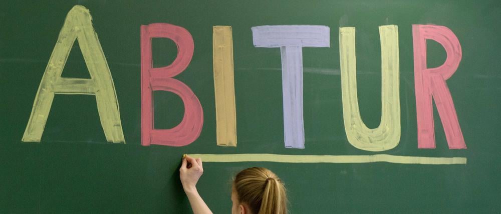 Die Durchschnittsnote bei den gut 9600 Prüfungen liegt bei 2,1 - nach 2,2 im vergangenen Jahr und 2,3 in den Vorjahren.