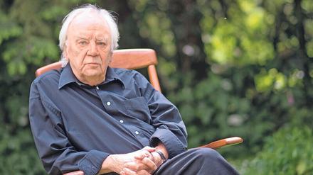 Ackerfelder, Stadtränder, Umgebungen. Der literarische Erinnerungskünstler Jürgen Becker, am 10. Juli 1932 in Köln geboren, in seinem Garten in Odenthal. 
