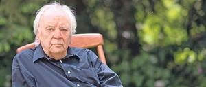 Ackerfelder, Stadtränder, Umgebungen. Der literarische Erinnerungskünstler Jürgen Becker, am 10. Juli 1932 in Köln geboren, in seinem Garten in Odenthal.