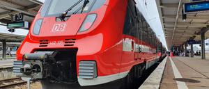 Nicht mehr rosa-verfärbt, sondern knallrot präsentieren sich die "Talent"-Züge der Bahn.