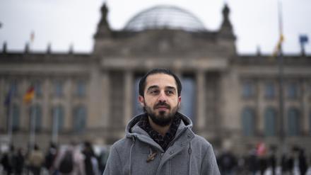 Dem deutschen Volke: Tareq Alaows, der aus Syrien flüchten musste, wurde nicht nur Deutscher, er kandidierte sieben Jahre nach der Flucht auch für die Grünen im Bundestag. Nach Morddrohungen zog er die Kandidatur zurück.