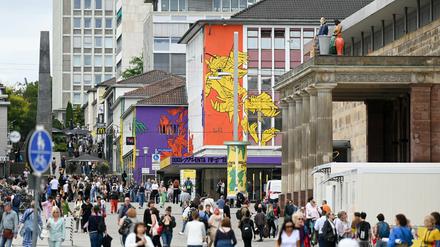 Kunstbesucher tummeln sich auf dem Friederichsplatz, im Hintergrund das RuRuhaus, eine Art Zentrale der documenta fifteen. 