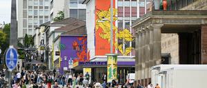 Kunstbesucher tummeln sich auf dem Friederichsplatz, im Hintergrund das RuRuhaus, eine Art Zentrale der documenta fifteen. 