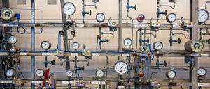 Wie viel ist drin? Diverse analoge Anzeigen beim bayerischen Gasspeicher Wolfersberg. 