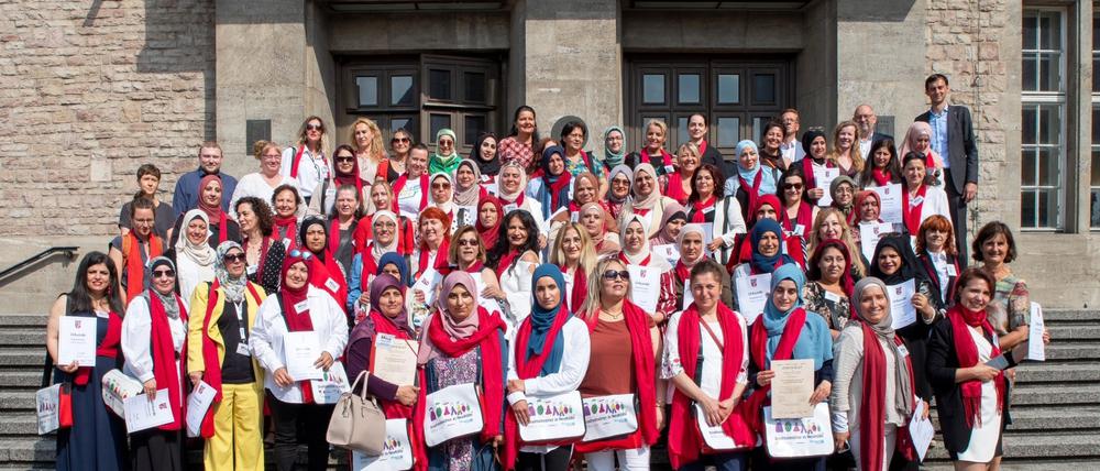 Erkennungszeichen roter Schal: Die Stadtteilmütter von Neukölln nach ihrer Ehrung im Rathaus.