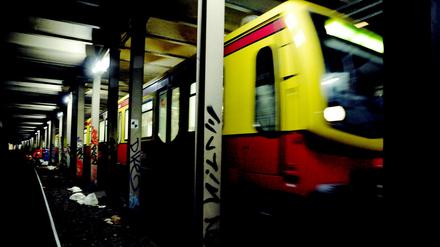 Die Hauptstrecke der S-Bahn zwischen Zoo und Ostbahnhof wird ab Montag wegen Bauarbeiten in Teilen für zweieinhalb Wochen unterbrochen.