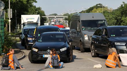 Die Straßenblockaden in Berlin führen zu erbosten Reaktionen vieler Autofahrer.