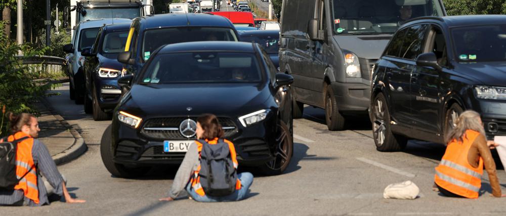 Die Straßenblockaden in Berlin führen zu erbosten Reaktionen vieler Autofahrer.