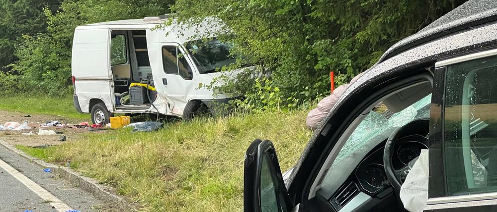 Zwei beschädigte Autos stehen am Unfallort auf einer Straße bei Fuchsmühle, einem Ortsteil des Marktes Hohenfels in der Oberpfalz.