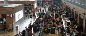 Schlange stehen - kennt man in Berlin. Der Andrang am Freitagmorgen war groß.