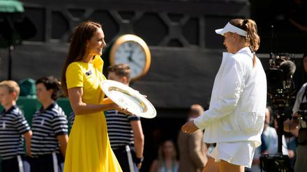 Herzogin Kate übergab die Trophäe an Jelena Rybakina. 