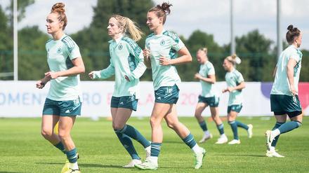 Geht voran: Lina Magull (links) muss mit ihren herausragenden Fähigkeiten am Ball für die Kreativität im deutschen Spiel sorgen.