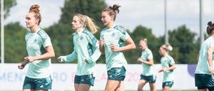 Geht voran: Lina Magull (links) muss mit ihren herausragenden Fähigkeiten am Ball für die Kreativität im deutschen Spiel sorgen.