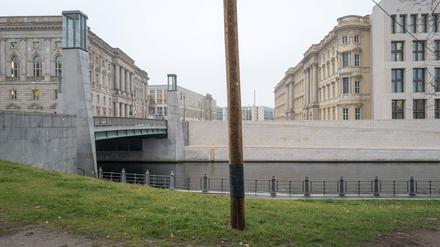 Die Rathausbrücke zum Schlossplatz am Humboldt-Forum in Berlin-Mitte. 