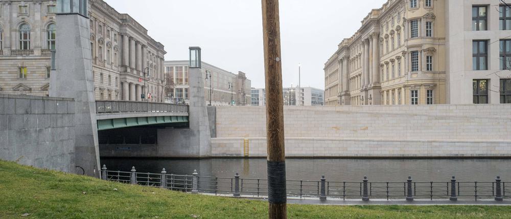 Die Rathausbrücke zum Schlossplatz am Humboldt-Forum in Berlin-Mitte. 