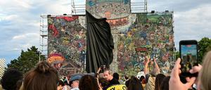 Das Banner "People's Justice" wurde wegen antisemitisch gezeichneten Figuren zunächst teilweise verhüllt, dann abgehängt. 