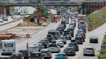 Wer ist schuld? Stau auf der A 7 Richtung Süden auf der Höhe Bahrenfeld vor dem Hamburger Elbtunnel.