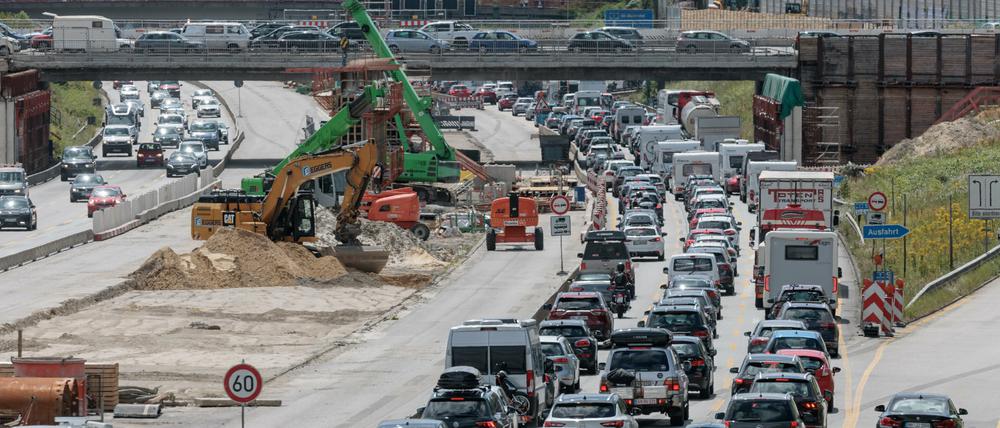 Wer ist schuld? Stau auf der A 7 Richtung Süden auf der Höhe Bahrenfeld vor dem Hamburger Elbtunnel. 