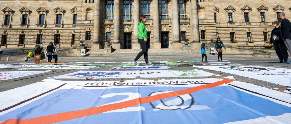 Aktivisten des BUND protestieren vor dem Bundesverwaltungsgericht in Leipzig gegen die Planungen für die A20. 