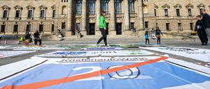 Aktivisten des BUND protestieren vor dem Bundesverwaltungsgericht in Leipzig gegen die Planungen für die A20. 