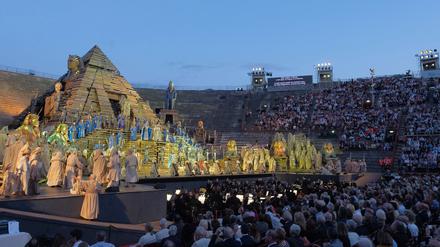 Publikumshit: . Verdis "Aida" in der Arena di Verona.