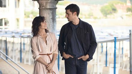 Amour Fou. Sue (Gina Gershon) wird vom narzisstischen Starregiestar Philippe (Louis Garrel) umgarnt.