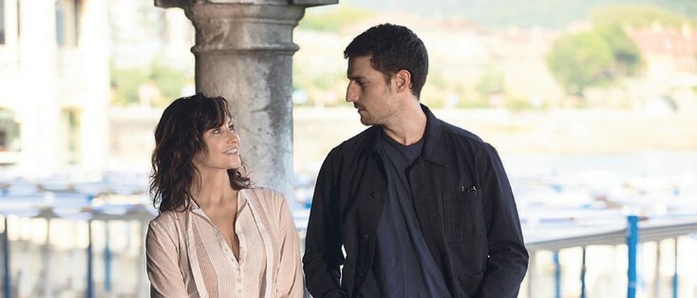 Amour Fou. Sue (Gina Gershon) wird vom narzisstischen Starregiestar Philippe (Louis Garrel) umgarnt.